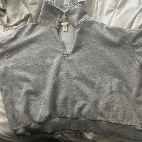 NEW H&M CROPPED GREY SWEATER - WITH ZIPPER- NEVER WORE. - Picture 1 of 4